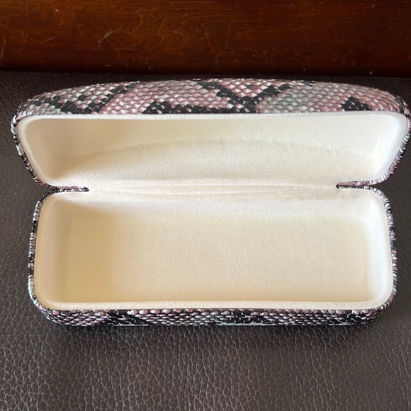 NWOT XOXO Faux Snake Skin Textured Hinged Glass Case w/Cream Velvety Interior - Picture 2 of 6